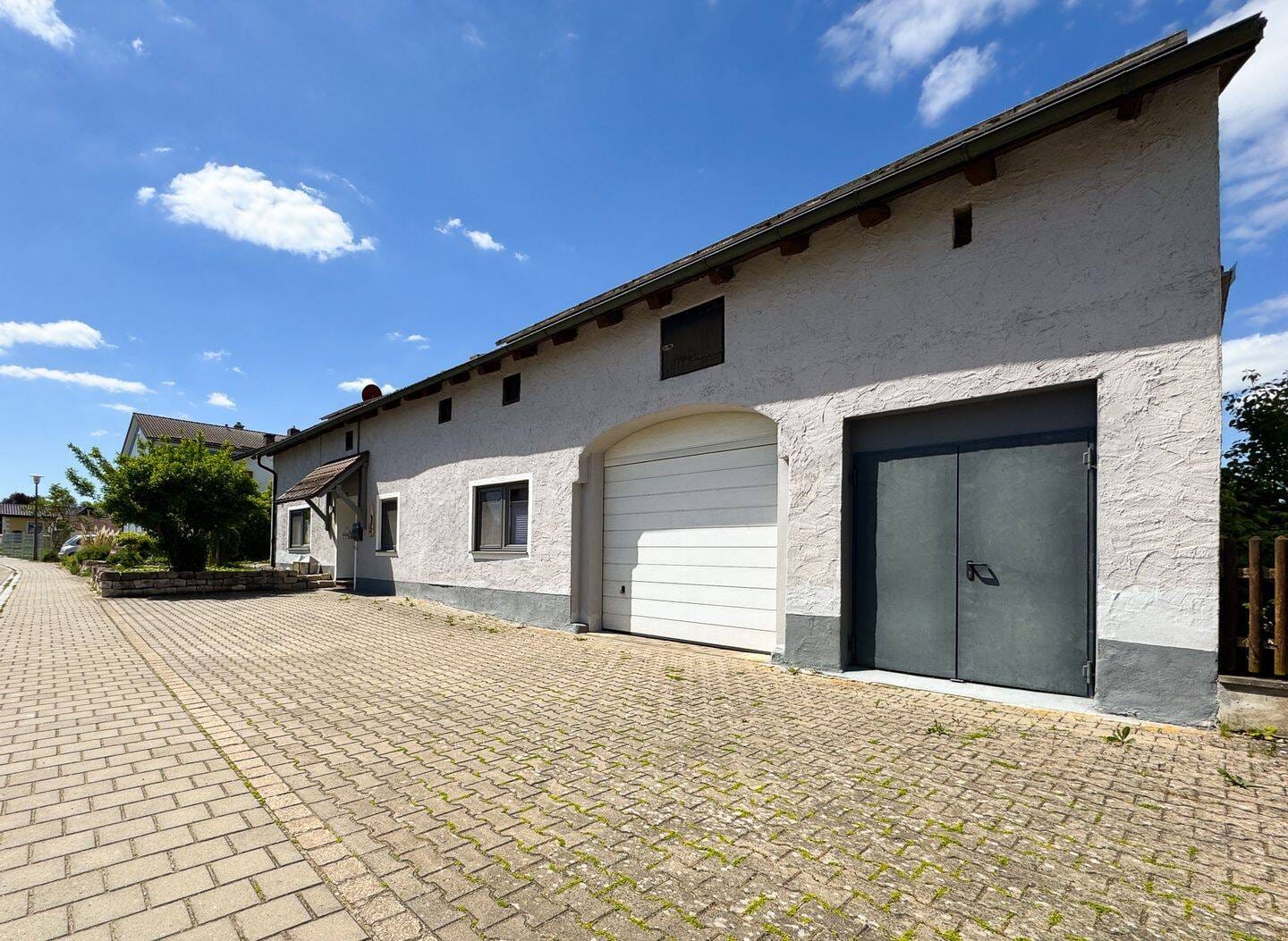 Immobilie in Langenaltheim - Großzügiges Zweifamilienhaus mit Garten, PV-Anlage und viel Platz - Bild 1