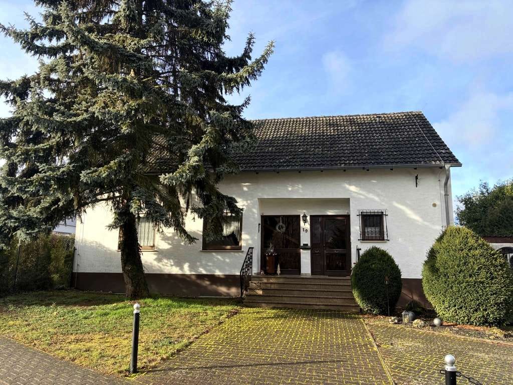 Immobilie in Hillesheim - Zweifamilienhaus mit Keller u. großem Garten - ideal für Familien - Bild 0