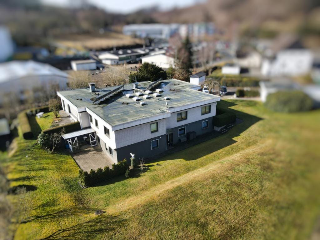 Immobilie in Herscheid - VR IMMO: Luxuriöses 3-Familienhaus mit Innenpool. Ihr Traumdomizil wartet. - Bild 1