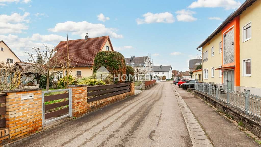 Immobilie in Roth - Gepflegtes Mehrfamilienhaus mit 4 Einheiten, großem Grundstück & stabilen Mieteinnahmen
 - Bild 4