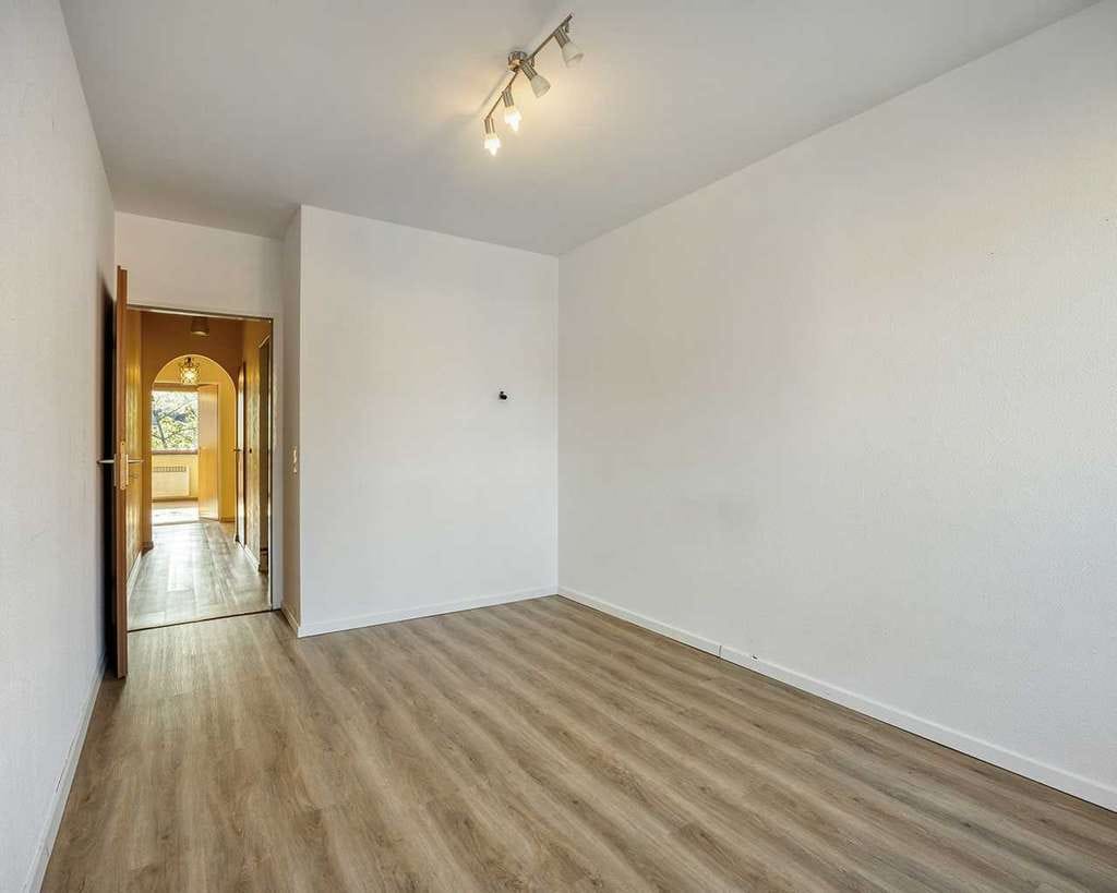Immobilie in Hilden - 4-Zimmer-Wohnung mit zwei Loggien, Aufzug  und  Tiefgaragenstellplatz in Hilden - Bild 2