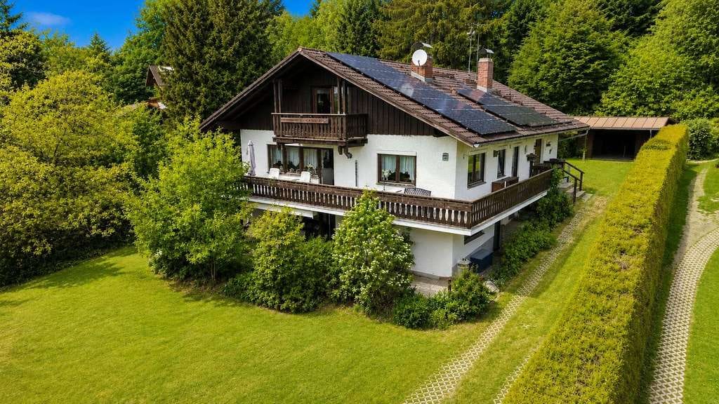 Immobilie in Eppenschlag - Großzügiges Anwesen mit 300 m² Wohnfläche, Waldgrundstück, Wohnmobil-Garage und PV-Anlage mit 18KW - Bild 0