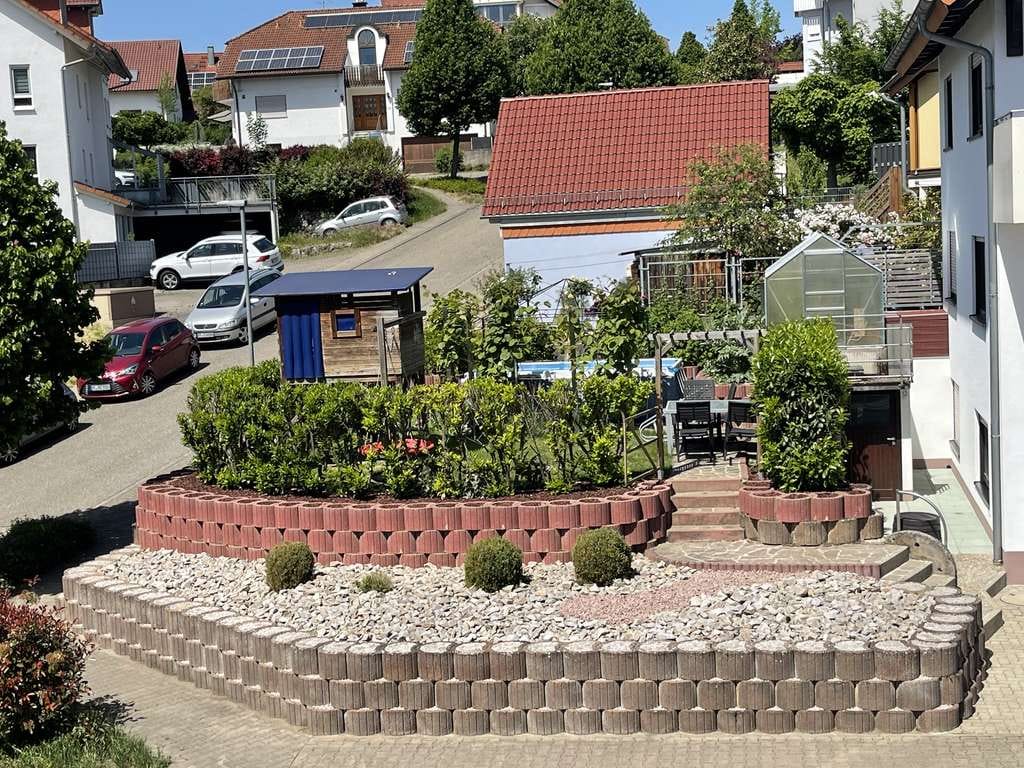 Immobilie in Königsbach-Stein - Lichtdurchflutete 5 Zimmerwohnung in ruhiger Randlage mit  Gartenanteil und Extrazimmer im UG - Bild 1