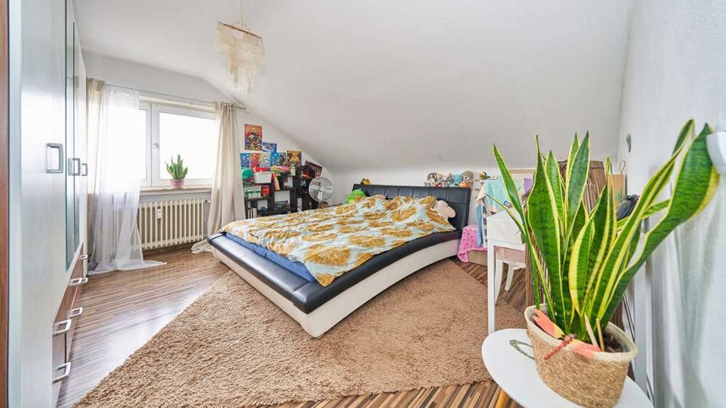 Immobilie in Remseck am Neckar - Sonnige Dachgeschosswohnung mit Weitblick und Potenzial in Remseck-Hochdorf - Bild 3