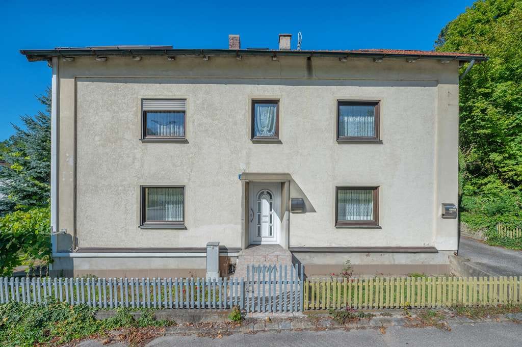 Immobilie in Eggenfelden - Großzügiges Zweifamilienhaus mit großem Grundstück und vielseitigen Nebengebäuden - Bild 1