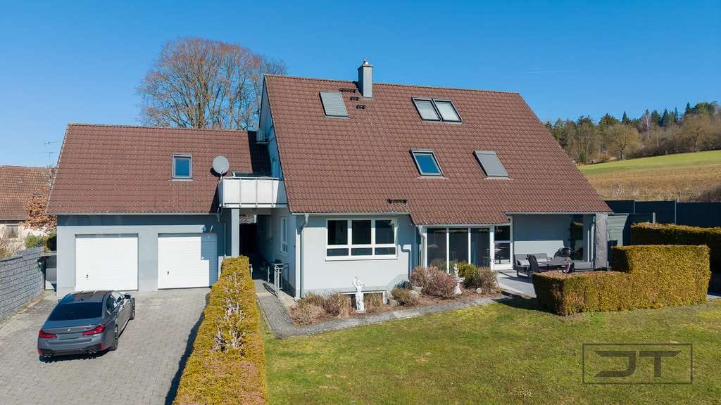 Immobilie in Bindlach - Wohngefühl par excellence: 2025 modernisiertes EFH mit einzigartigem Fernblick, Kamin & Pool! - Bild 0