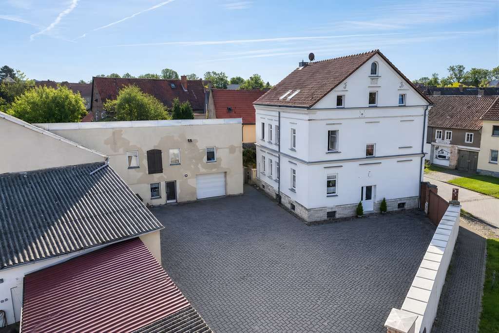 Immobilie in Hedersleben - Gepflegtes Mehrfamilienhaus mit drei Wohneinheiten und großzügigem Nebengebäude in Hedersleben - Bild 1