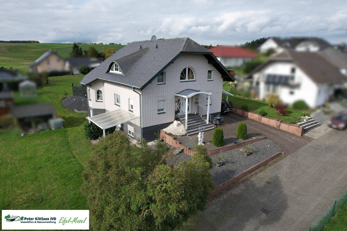 Immobilie in Gevenich - Eifel/Gevenich - Großzügiges Mietshaus - Ideal für Pensionsbetreiber und Kapitalanleger - Bild 0