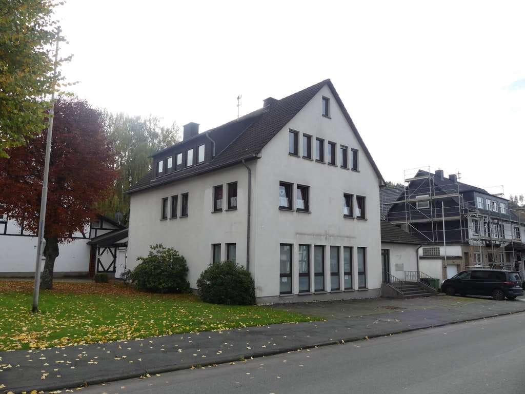 Immobilie in Kirchhundem - Provisionsfrei für Ersteher - Wohn- und Geschäftshaus sowie Einfamilienhaus -Zwangsversteigerung! - Bild 0