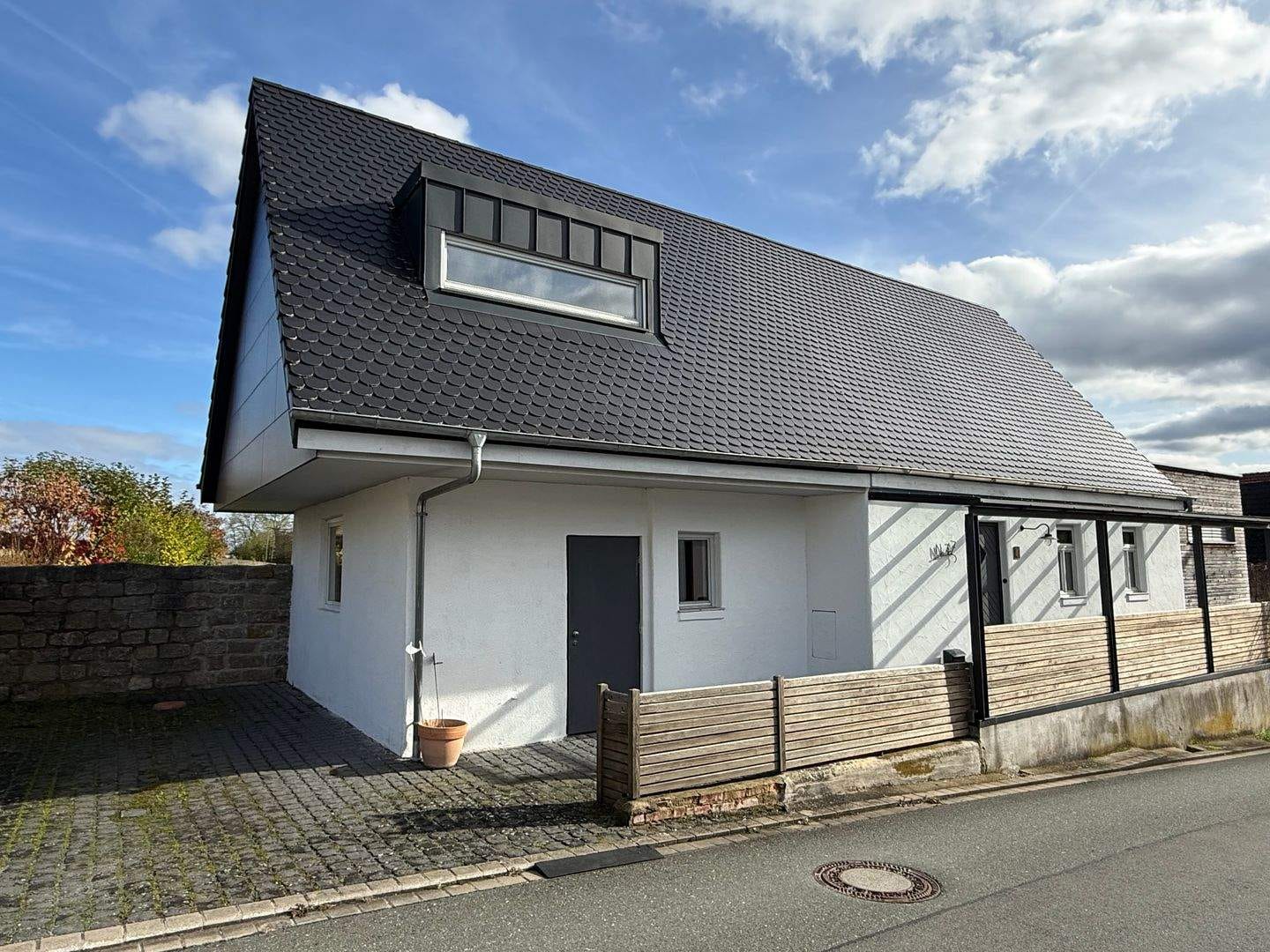 Immobilie in Burgebrach - Charmantes Landhaus, komplett saniert, bezugsfertig, 155 m²  Wohnfl., 290m² Grund, nur 6 km von Burgebrach entfernt - Bild 0