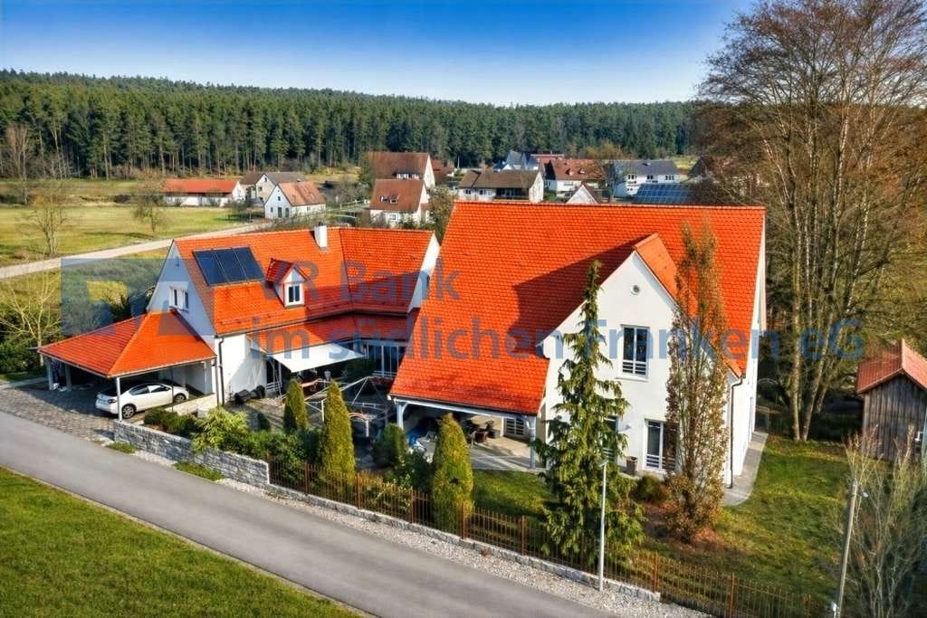 Immobilie in Pleinfeld - Individuelles Wohnen in begehrter Lage mit weitläufigem Garten und Einliegerwohnung am Brombachsee

 - Bild 0