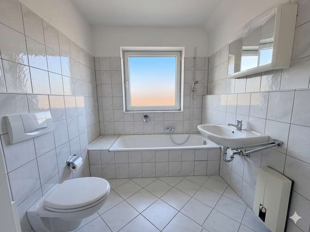 Immobilie in Burgdorf - Vermietete 2-Zi-Dachgeschosswohnung mit Loggia, EBK, Stellplatz & Keller – ca. 62,5 m² in Burgdorf - Bild 2