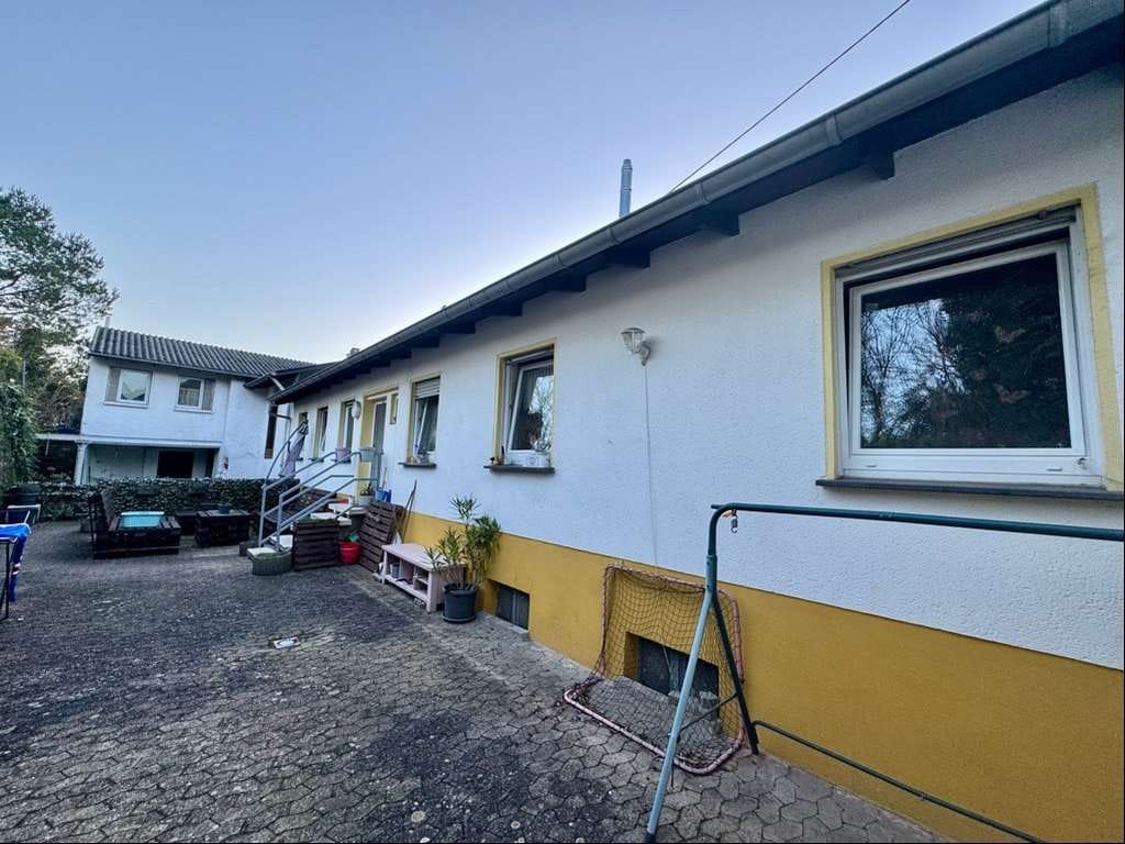 Immobilie in Neunkirchen - Vermietetes Zweifamilienhaus mit 5 Garagen  - Bild 1
