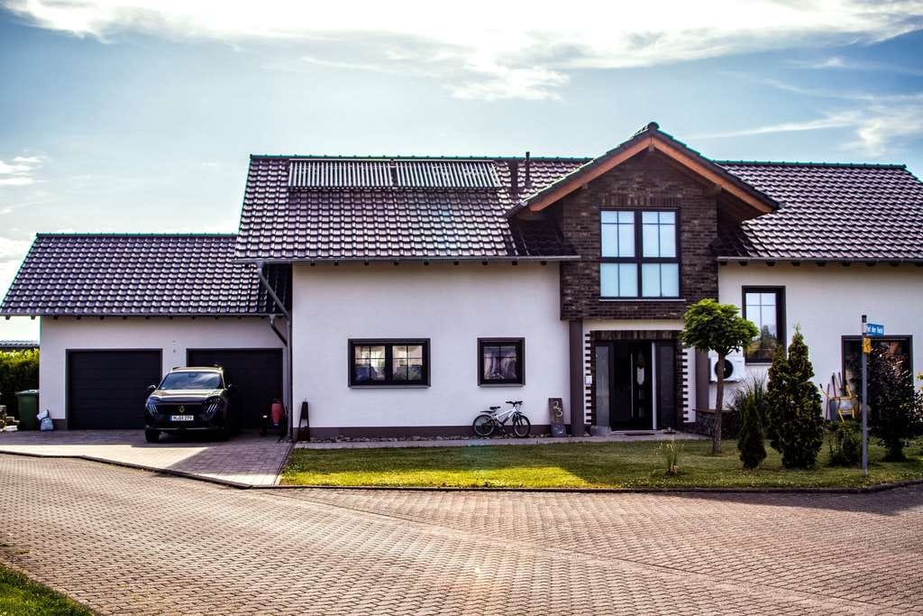 Immobilie in Hümmerich - Wohnen mit Charakter: Modernes Einfamilienhaus in Hümmerich - Bild 1