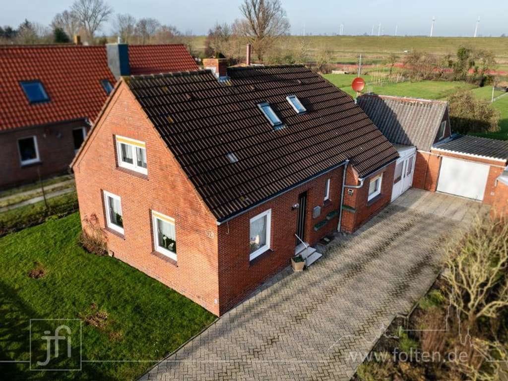 Immobilie in Jemgum - Hinter dem Haus der Deich, und nach vorne weites Land... - Bild 0