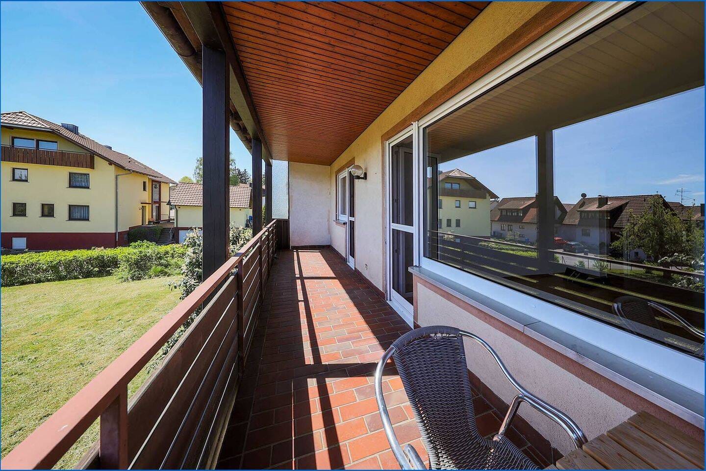 Immobilie in Gaienhofen - 4 Zi. Whg. im 1. OG in unmittelbarer Seenähe mit Balkon, Terrasse und Gartenanteil und Garage - Bild 2