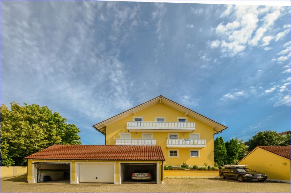 Immobilie in Aidenbach - Zentral und in der Natur - Aidenbach
Charmante und großzügige Erdgeschoss-Wohnung
Gartenanteil mit großer Terrasse - Bild 1