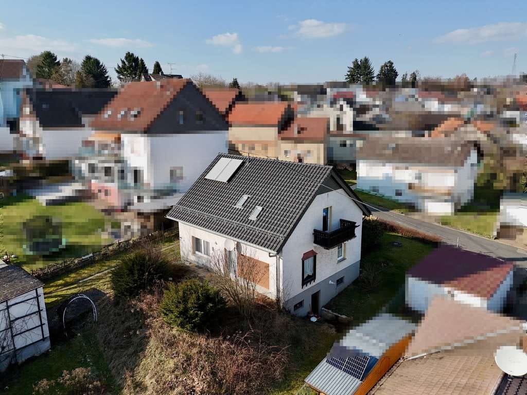 Immobilie in Hohenstein - Hohenstein-Born: Ein Einfamilienhaus mit Garage und großem Grundstück sucht Handwerker zum modernisi - Bild 1