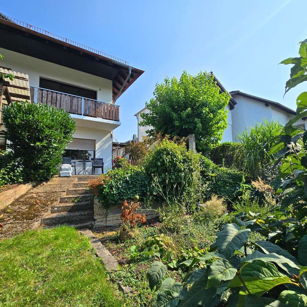 Immobilie in Lollar - Wohnen mit Weitblick: Vier-Familienhaus mit Terrasse, Gartenoase & flexiblen Nutzungsmöglichkeiten - Bild 1