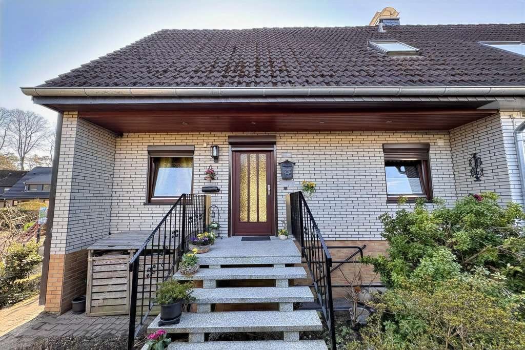 Immobilie in Schnakenbek - Endreihenhaus mit Vollkeller und Garage in kinderfreundlicher Lage! - Bild 0