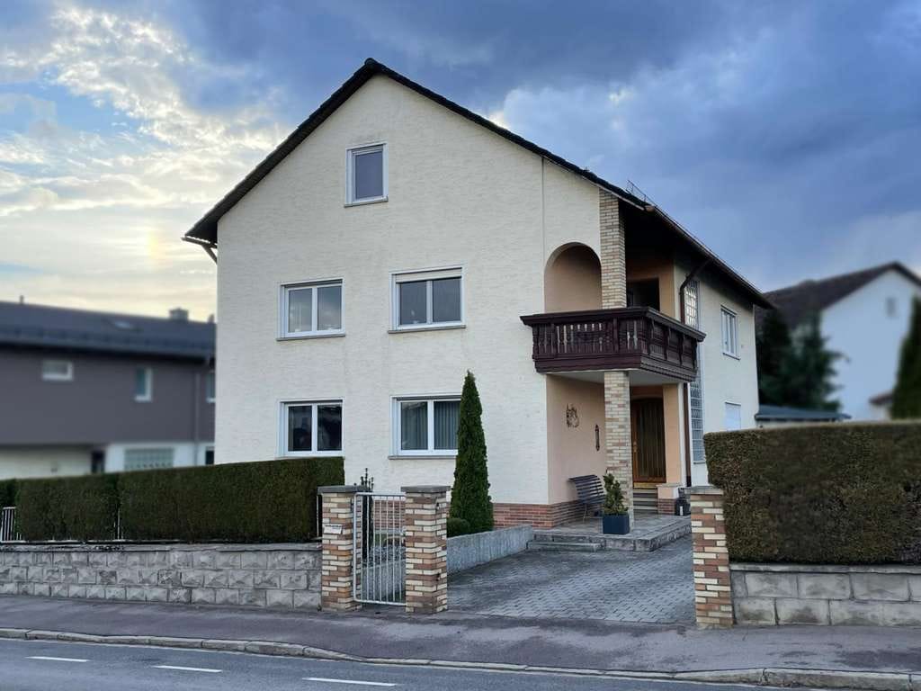 Immobilie in Burglengenfeld - Geräumiges Zweifamilienhaus mit zwei Garagen und großem Grundstück in Burglengenfeld - Bild 0