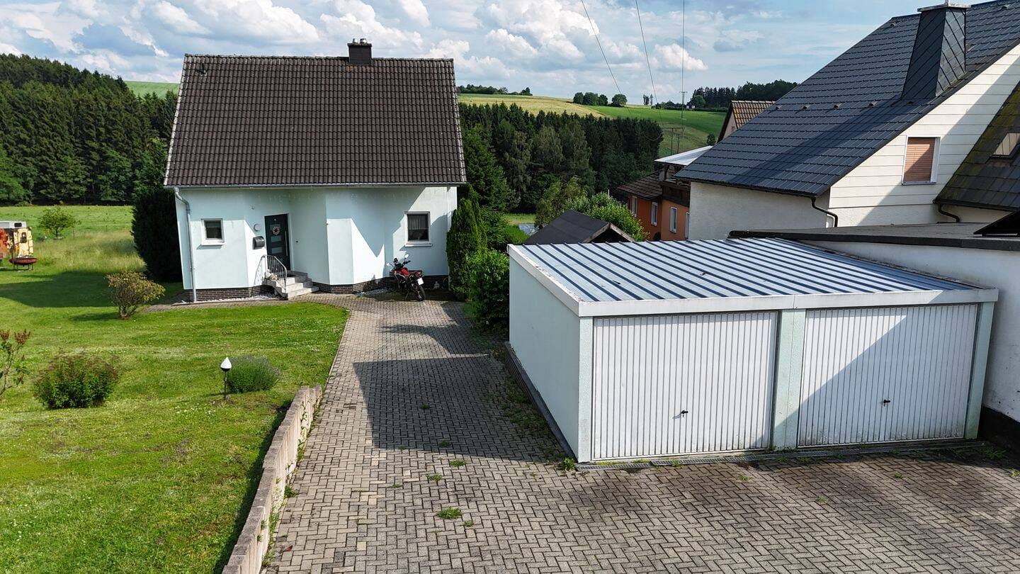 Immobilie in Teuschnitz - Einziehen und Wohlfühlen: Gepflegtes Einfamilienhaus mit Traumblick und moderner PV-Anlage in Teuschnitz OT Haßlach - Bild 2
