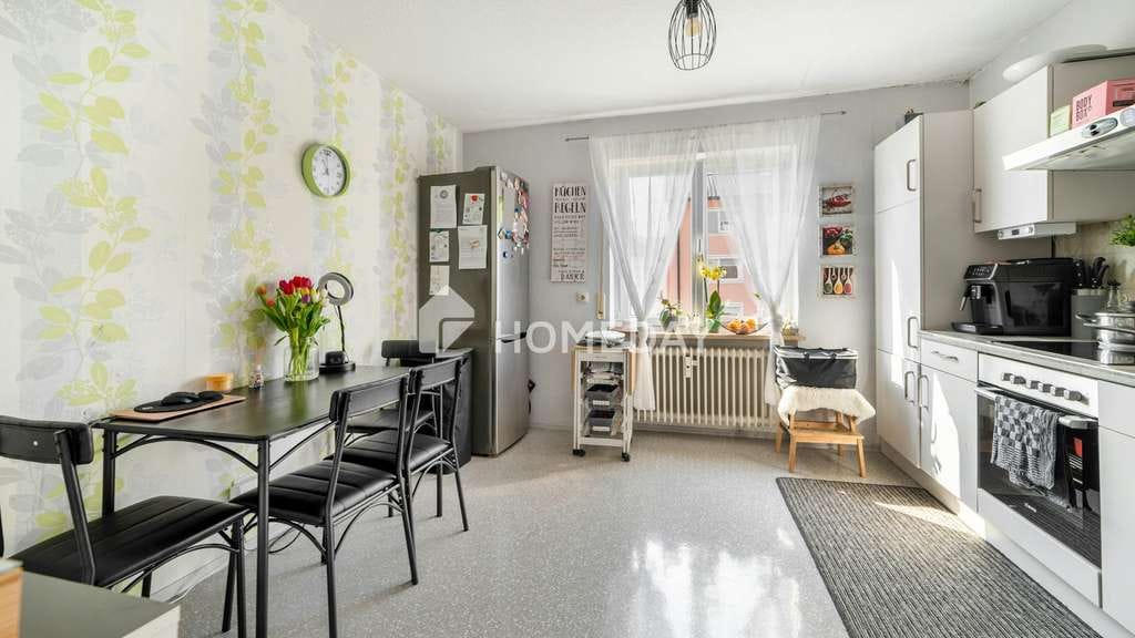 Immobilie in Schwandorf - Attraktives Mehrfamilienhaus mit drei großzügigen Einheiten, Garagen und stabilem Mietverhältnis - Bild 3