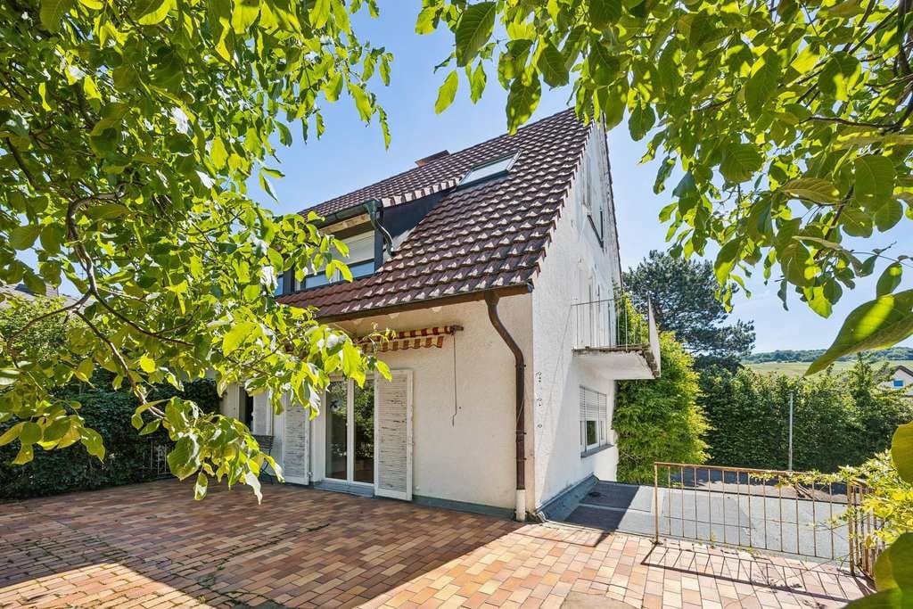 Immobilie in Ebringen - Charmantes Einfamilienhaus mit zwei Garagen, Werkstatt und Sauna – sofort bezugsfertig - Bild 1
