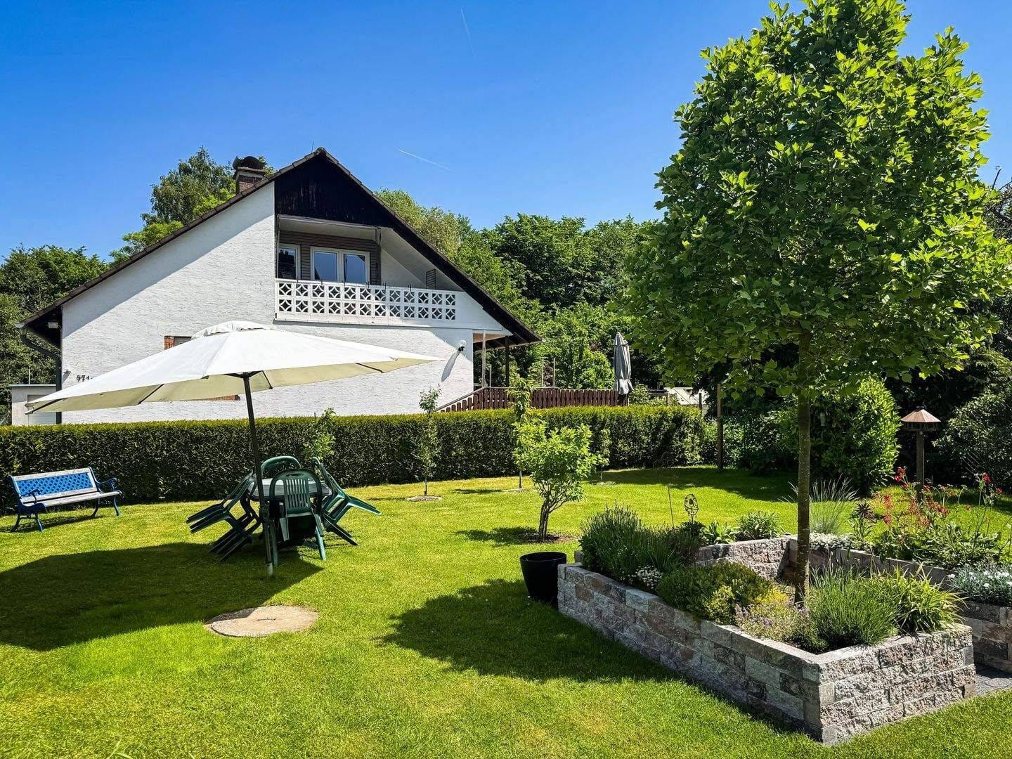 Immobilie in Kaufungen - Mehrfamilienhaus mit möglichem Bauplatz im Herzen von Kaufungen - zur Eigennutzung verfügbar - Bild 2