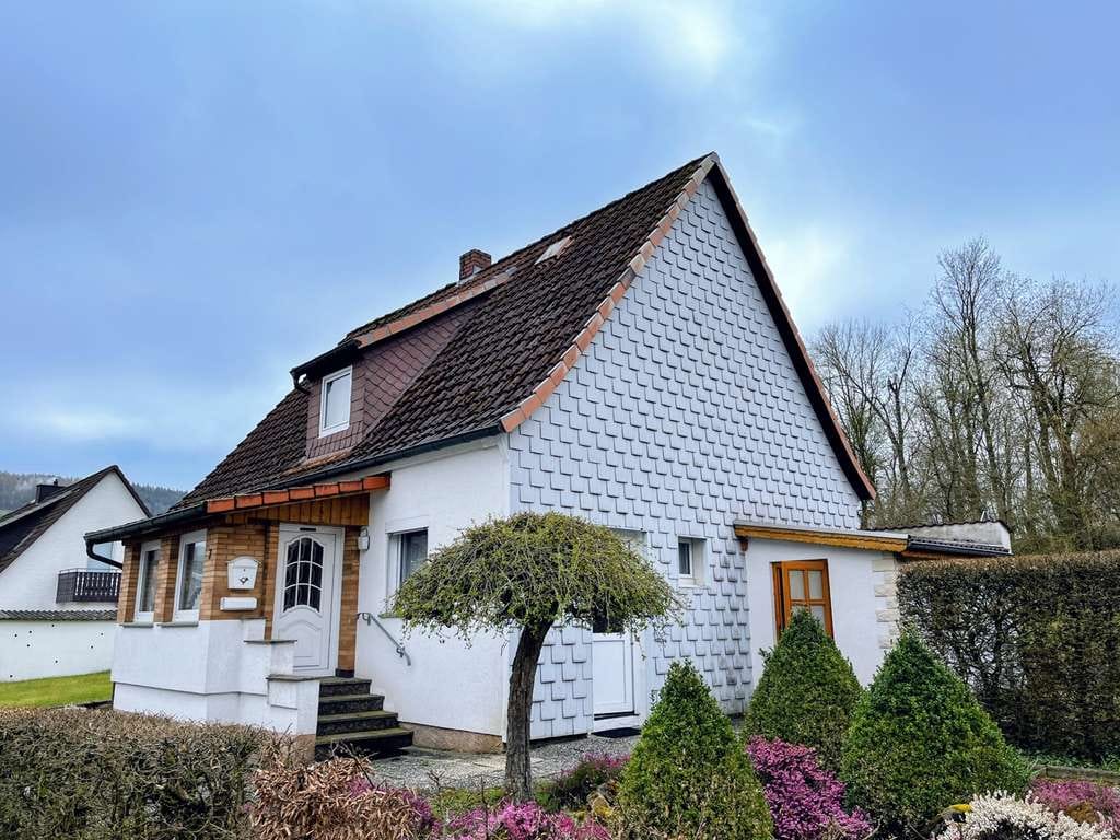 Immobilie in Lügde - Kleines Einfamilienhaus in Stadtrandlage von Lügde sucht Familienanschluss! - Bild 1