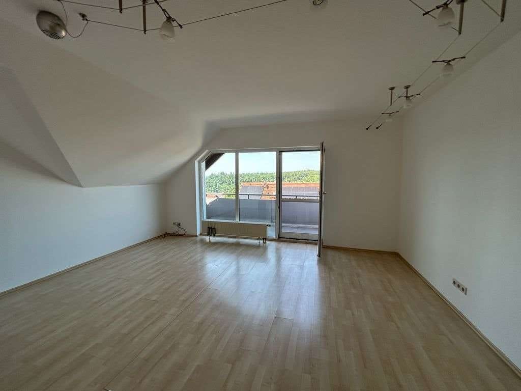 Immobilie in Adelsheim - Schluss mit Miete! 
3-Zimmer-Wohnung mit herrlichem Fernblick und Tiefgarage - Bild 2