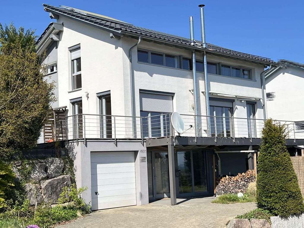 Immobilie in Görwihl - Klasse freistehendes Einfamilienhaus mit Terrasse, Balkon und Einliegerwohnung - Bild 0