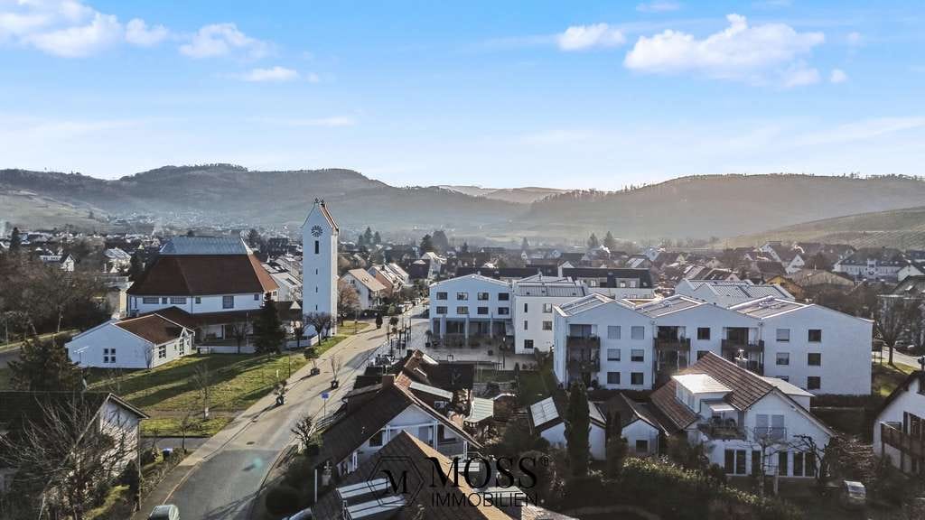 Immobilie in Schallstadt - Wohnen im Herzen von Schallstadt - Charmante Doppelhaushälfte mit großem Entwicklungspotenzial - Bild 0