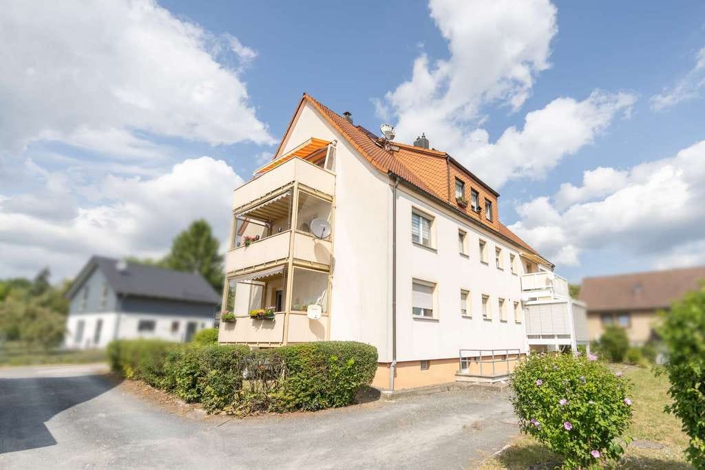 Immobilie in Sonneberg - Wintergarten und Kachelofen! 3 Zimmer- Eigentumswohnung mit Potential + Garage inklusive! - Bild 0