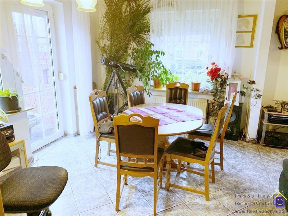 Immobilie in Berumbur - ATTRAKTIVES FRIESENHAUS/ZWEIFAMILIENHAUS MIT ZWEI GARAGEN IN BERUMBUR! - Bild 3