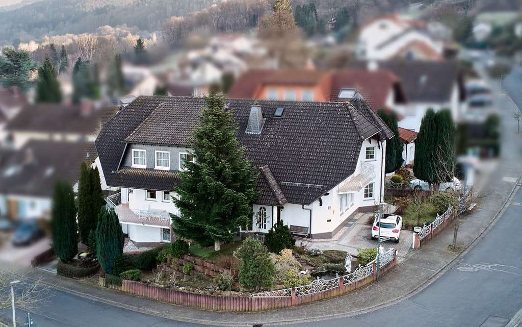 Immobilie in Bad Orb - Repräsentatives Ein- bis Zweifamilienhaus mit gehobener Ausstattung und flexibler Raumstruktur - Bild 0