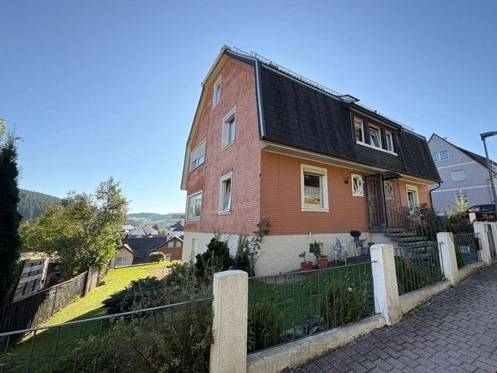 Immobilie in Furtwangen im Schwarzwald - Mehrfamilienhaus mit 2 Garagen - Bild 1