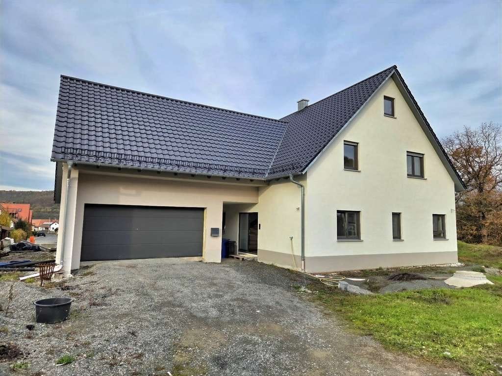 Immobilie in Rauhenebrach - Junges und großes EFH in ruhiger, sonniger Siedlungslage (Wfl. 220 m² / Grund 949 m²) mit Doppelg - Bild 2