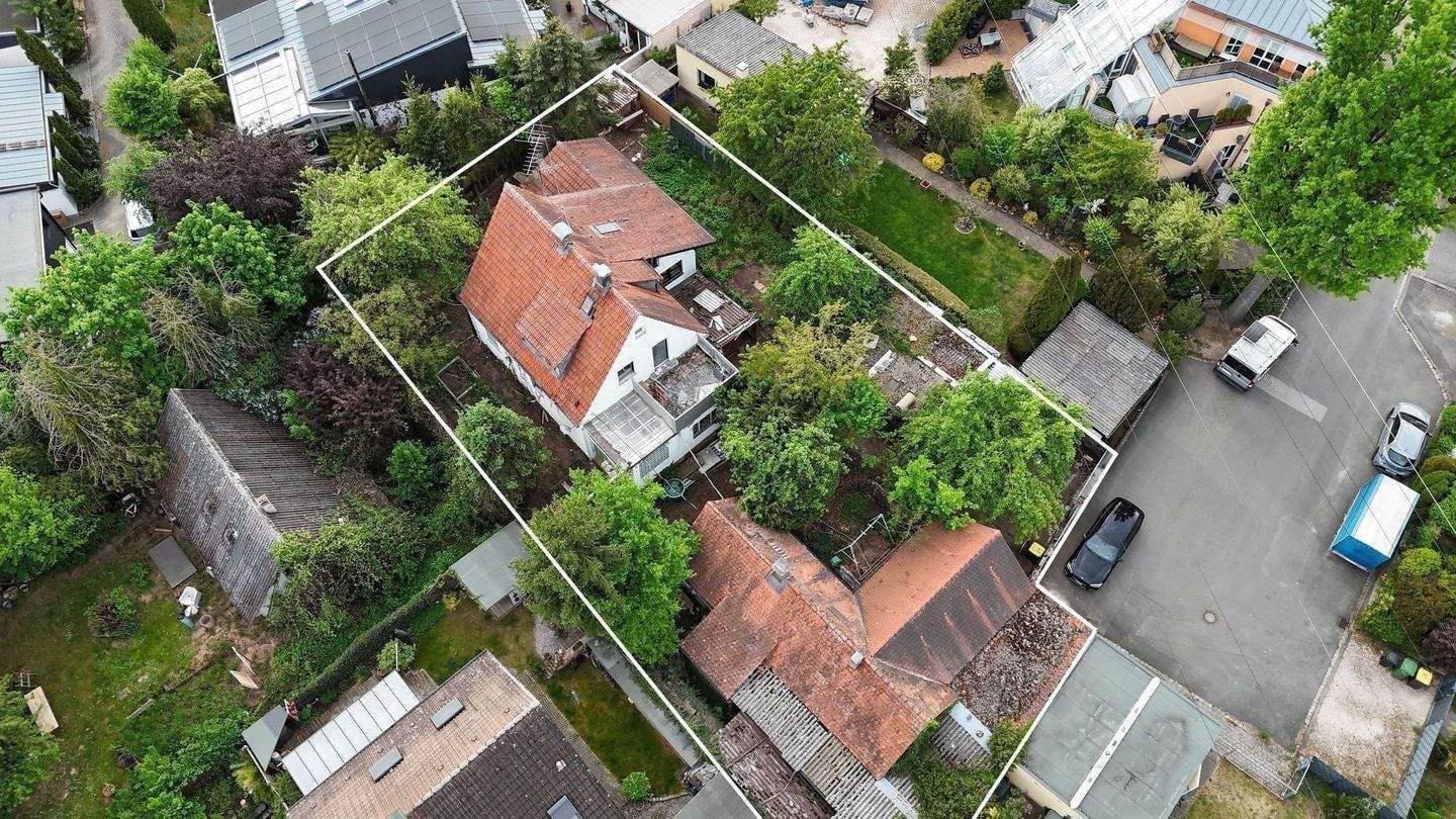 Immobilie in Oberasbach - Renovierungsbedürftiges Wohnhaus in sehr guter Lage von Oberasbach - Geplant : Teilverkauf hinteres Grundstück  - Bild 2