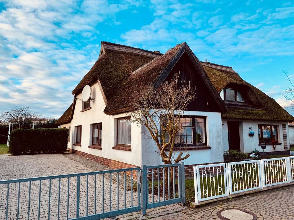 Immobilie in Graal-Müritz - repräsentatives Kapitänshaus mit Einliegerferienwohnung unter Reet, ca. 1424 m² Grundstück - Bild 0