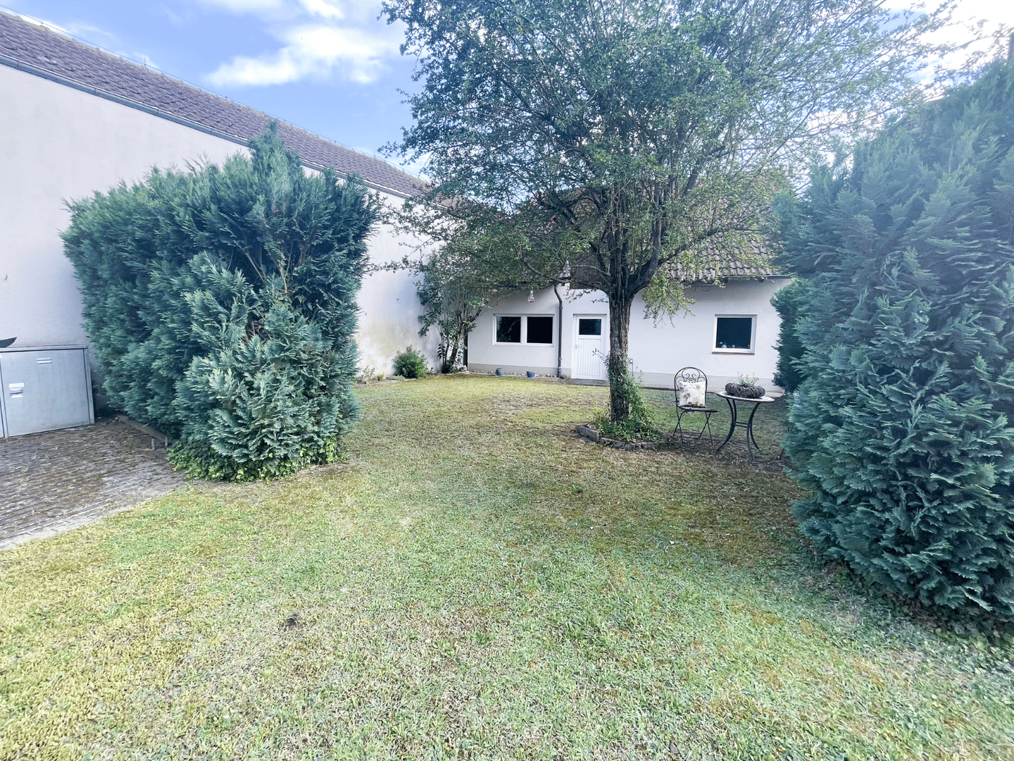Immobilie in Grafenrheinfeld - Gepflegtes Mehrfamilienhaus mit zwei Wohneinheiten und Ausbaupotenzial in Grafenrheinfeld bei Schweinfurt - Bild 4
