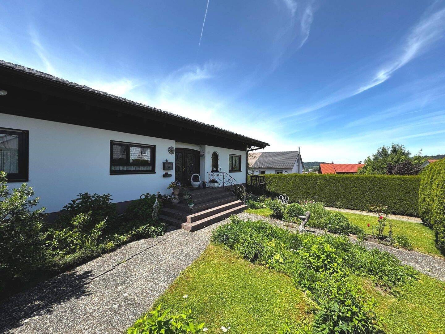 Immobilie in Isny im Allgäu - Gehobenes Wohnhaus mit großzügigem Grundstück, Pool sowie zwei Garagen in Isny im Allgäu - Bild 1