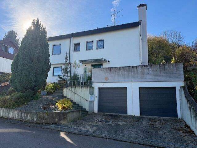 Immobilie in Frickenhausen - Attraktive Kaufgelegenheit! Großzüg. u. komfort. Einfam.-Haus mit 5,36 Ar Grdst., Einliegerwohn. u. Doppelgarage in reizv. Ortsrandlage! - Bild 0