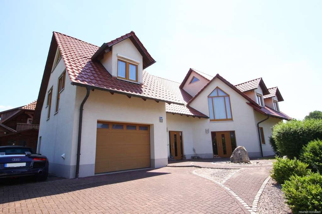 Immobilie in Wasbüttel - Feldrandlage - Beeindruckendes Einfamilienhaus mit Einliegerwohnung - Bild 1