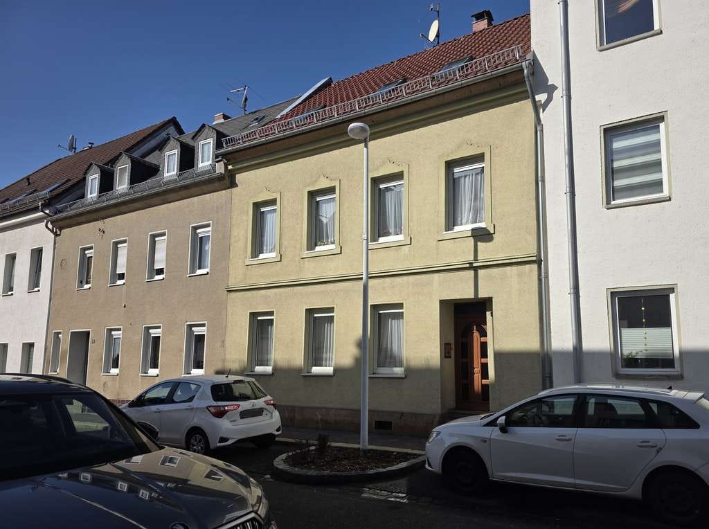 Immobilie in Glauchau - Stadthaus mit Potenzial in zentraler Lage – ideal für Eigennutzer mit Vision - Bild 0