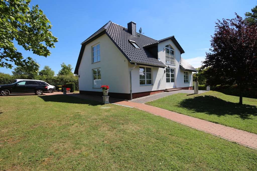 Immobilie in Nordwestuckermark - Haus am See, 3-Familien-Landhaus mit neuem Bootssteg, Luftwärmepumpe&Photovoltaig, 5 Sterne Objekt - Bild 2