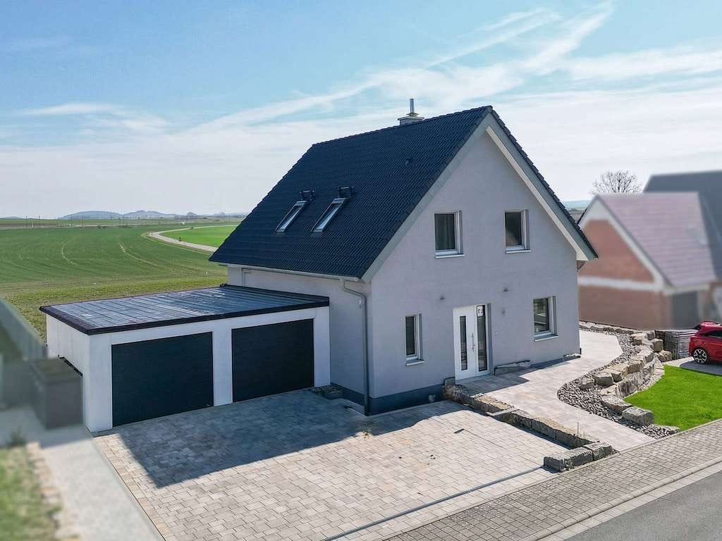 Immobilie in Gollhofen - Sofort bezugsbereit: Modernes KfW55E Haus A+, vollunterkellert mit Südterrasse,& Doppelgarage - Bild 1