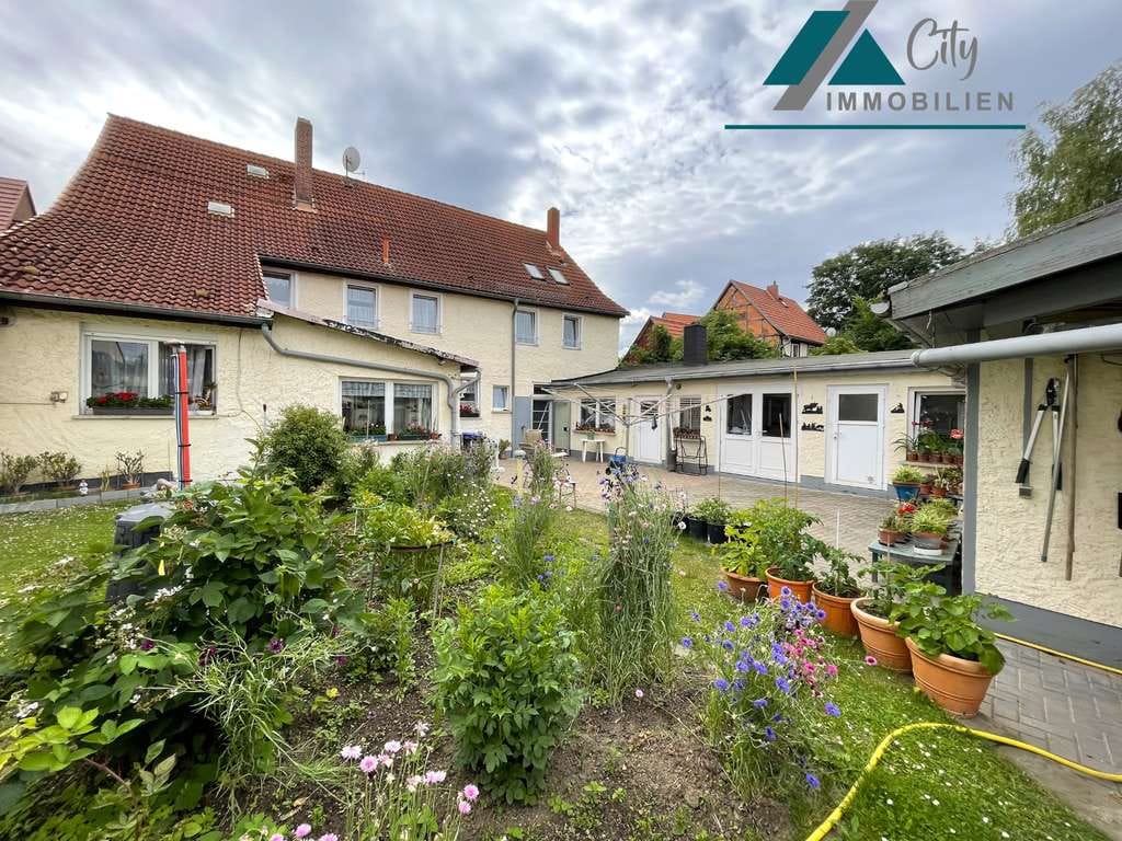 Immobilie in Ballenstedt - Viel Platz, viele Möglichkeiten: Mehrfamilienhaus mit 3 Wohnungen, Garten & Garagen - Bild 0