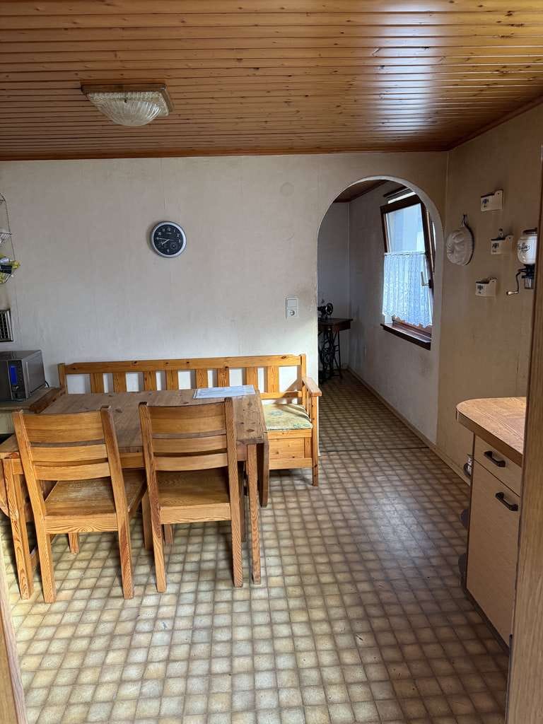 Immobilie in Esthal - Einfamilienhaus mit Garten und Garage  - Bild 3