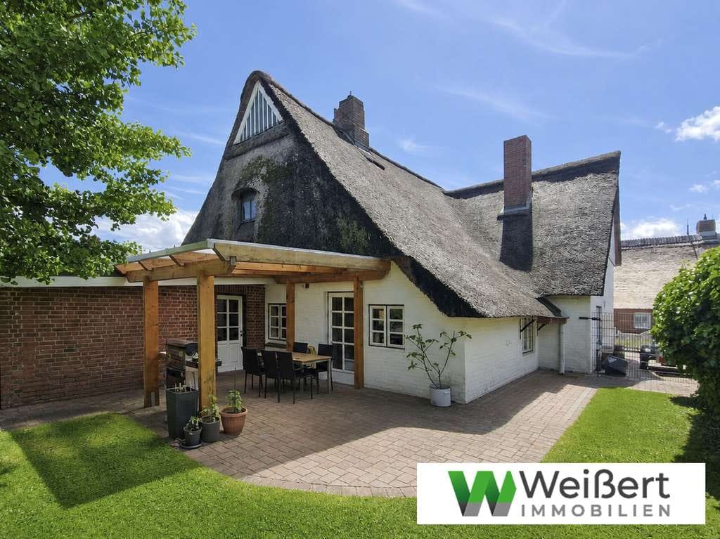 Immobilie in Herzhorn - Historischer Wohntraum unter Reet – 7 Zimmer, Kamin, Ausbaupotenzial und eingezäunter Garten - Bild 0